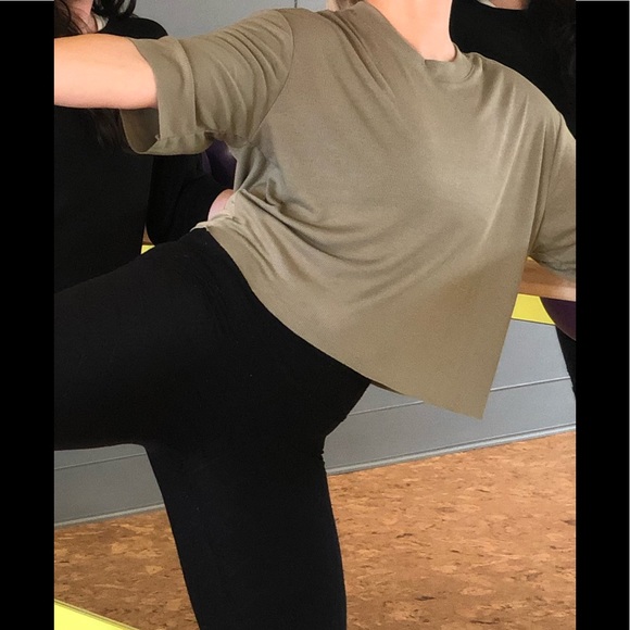 Alo Yoga Abyss Short Sleeve Olive Color - Picture 3 of 4